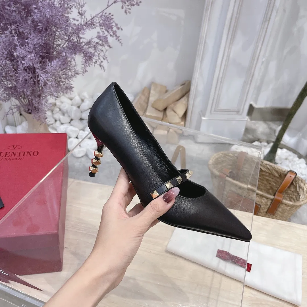 💕💕Factory direct selling price p440💕💕 Genuine leather sole +40 🆕Valentino. Valentino👑👑Latest series in the counter, the highest version, perfect details, very eye-catching catwalk series launched, V family’s hot rivet elements, luxurious and gorgeous! Various colors can be matched with beautiful clothes in spring and summer. There are many choices🎉🎉Exquisite and durable. It is copied at 1:1 of the original product. The upper foot is very pedicure-like. The key point is that it is very good and easy to control. It does not grind the feet and does not tire the feet. It is a walking artifact. The last shape is completely compared to the counter. The details are perfect. Without the original version, it would not be so exquisite! (Note! The heel shape and height are exclusively molded according to the original version, and are not randomly substituted by the market🐂) The color and texture of the fasteners are consistent with the original version! 🔺Fabric: Imported sheepskin, 🔺Lining: According to the original high-gloss imported sheepskin lining 🔺6 colors to choose from: black ➕black belt, black ➕white belt, pink, burgundy, white, apricot 🔺Number of yards: 35 to 42 yards (42 yards are not exchanged) 🔺Heel height: 7cm Rubber sole Genuine leather sole +40